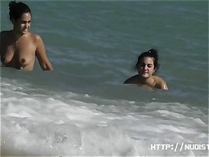 natural tits and cooters in this beach spy vid